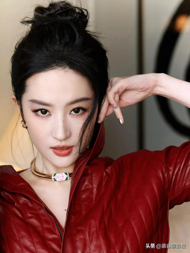 刘亦菲身穿LV亮相好莱坞，刘冲全程陪同，与朱一龙、安娜同框合影