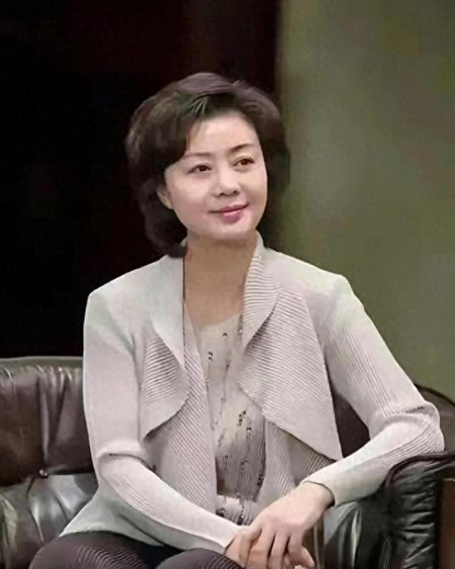 至今未婚未育，身边却有男人陪了近27年！59岁的她才是真人间清醒