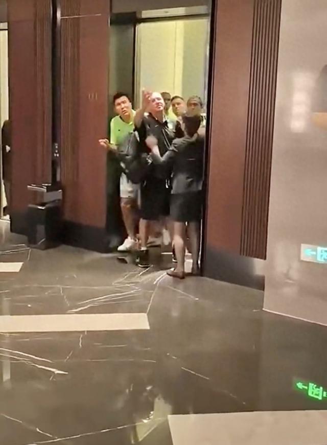 北京国安6球惨败还不够？国安最有威胁的进攻，被大堂经理防下！