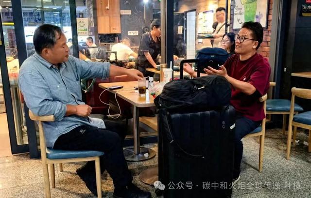 “气候会客厅”重庆西站举行,当代徐霞客吴涛谈北纬30度气候线