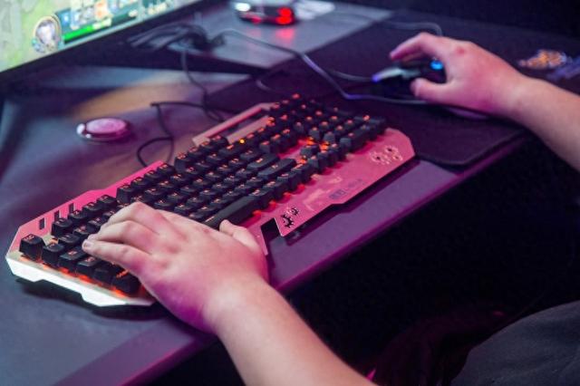 lol官方做的小游戏（英雄联盟新冒险小游戏金克丝底城救星即将上线）