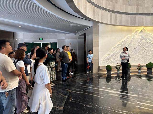 国庆我在岗｜周恩来纪念地“最美守护者”绘就假日风景线