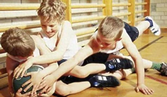 天天打奥特曼漫画图片（小朋友总是打人）