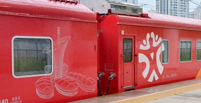 武汉首发！火车变“移动酒店”！每间房都能洗澡，首发上座率95%