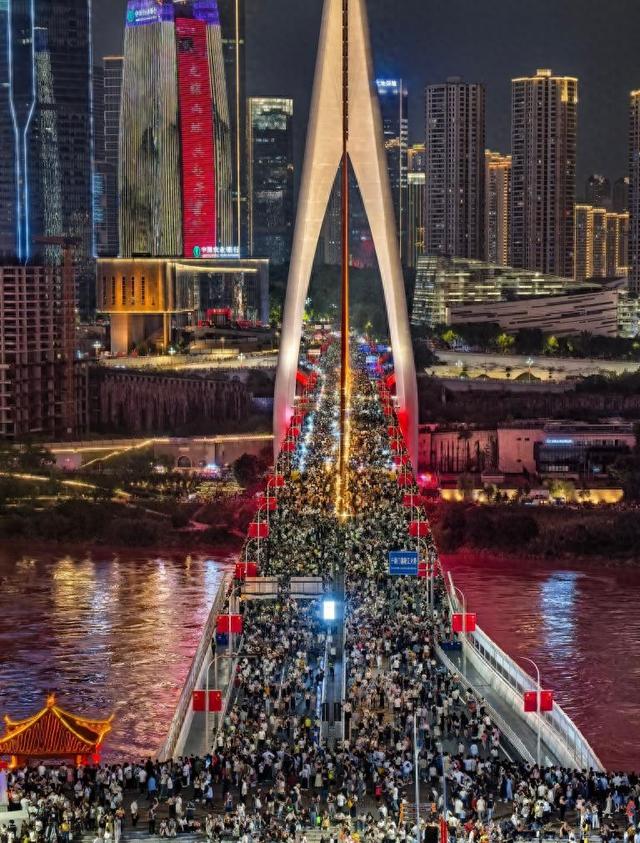 升腾的“烟火气”：“夜经济”激活中国假日消费新动力