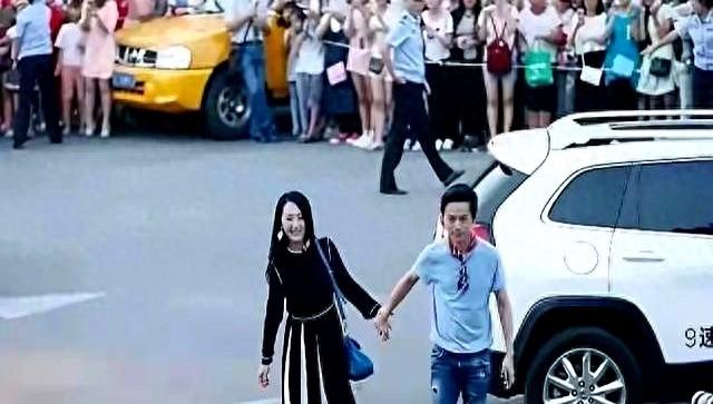 51岁的何炅，牵手54岁的杨钰莹，年过半百的俩人，画面温馨