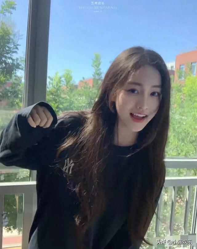 河南校花谢卓亚美貌惊艳全网，网友惊叹：美到让人怀疑人生！