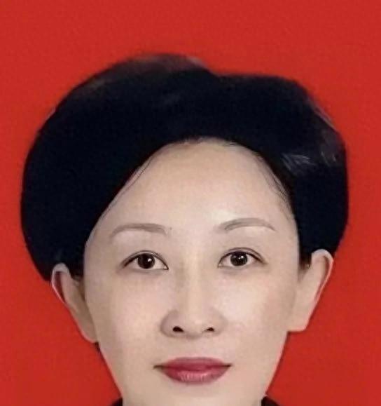 又揪出来一个巨贪，9.7亿，首富夫人郝斌的跨境逃亡失败了