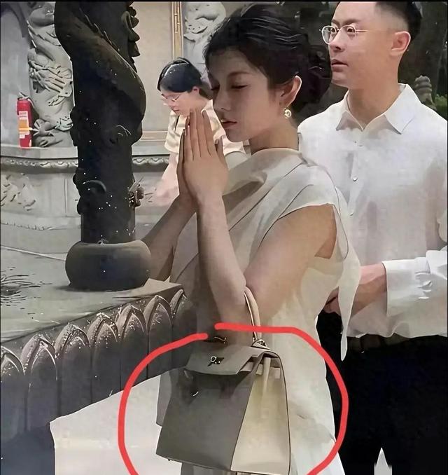 寺庙看到的一幕！好奇！她这么漂亮	，这么富有，究竟还要祈求什么