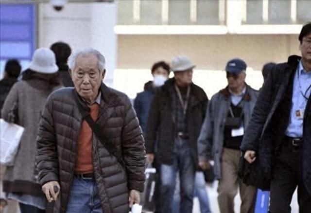 中国将迎人口死亡高峰！22年1041万，23年1100万，去年死亡多少？