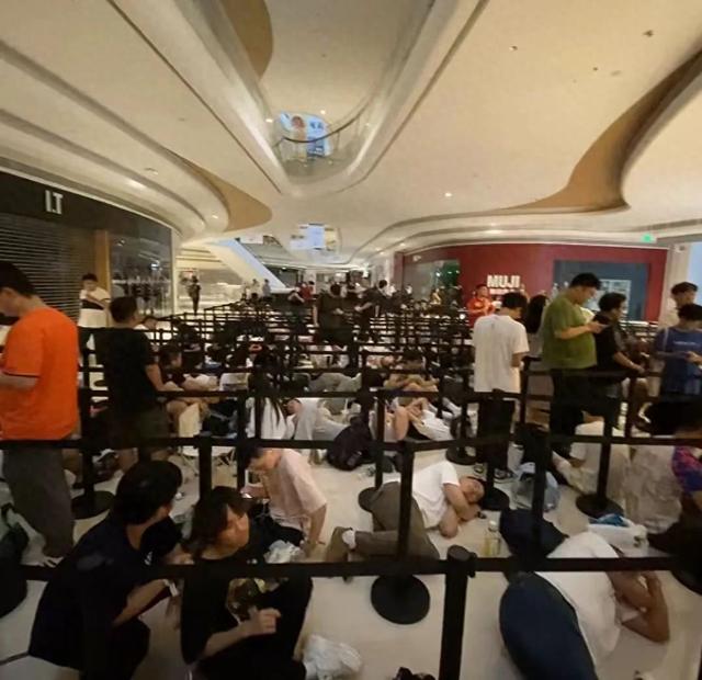 苹果新店上千人排队，有人凌晨打地铺，保温杯转手卖558元