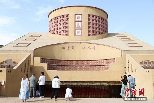 新疆吐鲁番坎儿井民俗园吸引游客