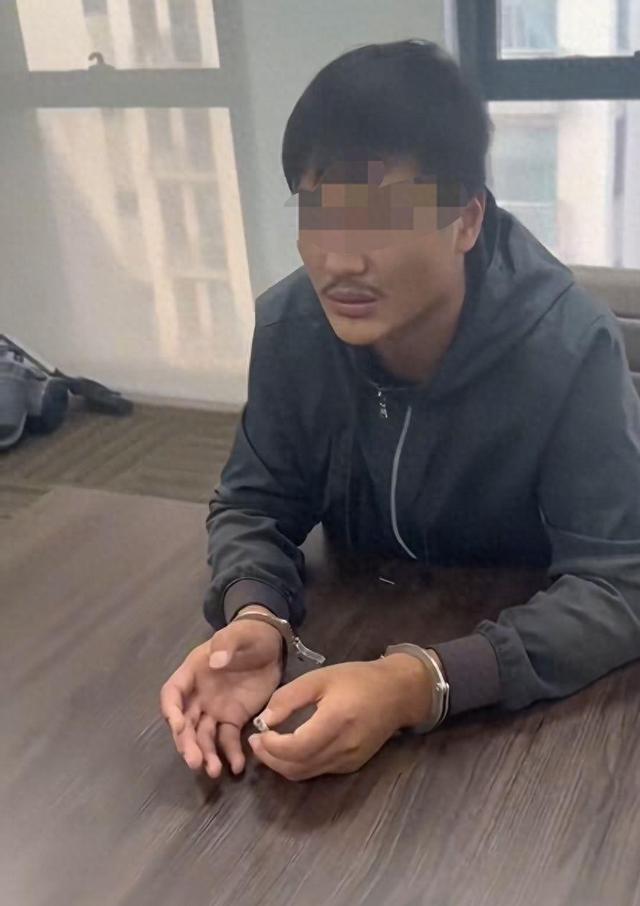 涉嫌在非洲绑架殴打同胞的网红“非洲洋洋”被抓获，抓捕人员称他没有反抗，受害人：心里踏实了，因腿被打断至今无法下地