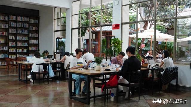 “文化纳凉” 建水图博两馆人气旺