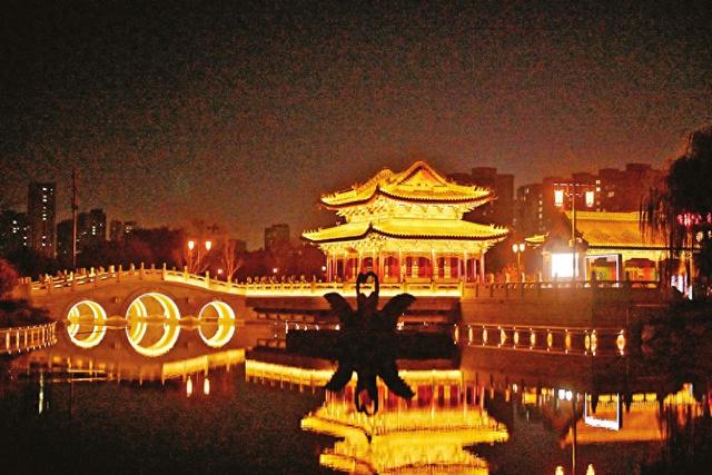 太原市双塔公园：古今交融的静谧夜景 尽显城市人文与自然之美