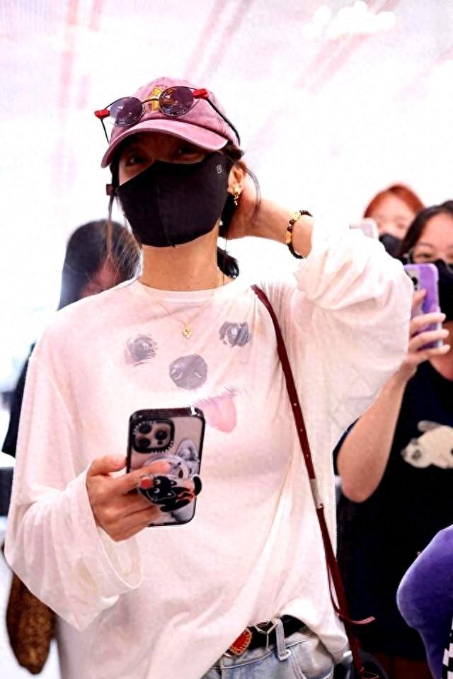 拥抱星星的月亮中夏明星是谁演的（辛芷蕾现身机场）