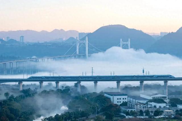 高铁穿云来!有问题,找警察“阿哥”~