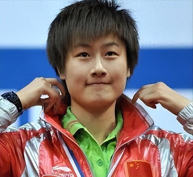 原来他是乒乓球奥运冠军丁宁的父亲，难怪退役后她能在北京当校长