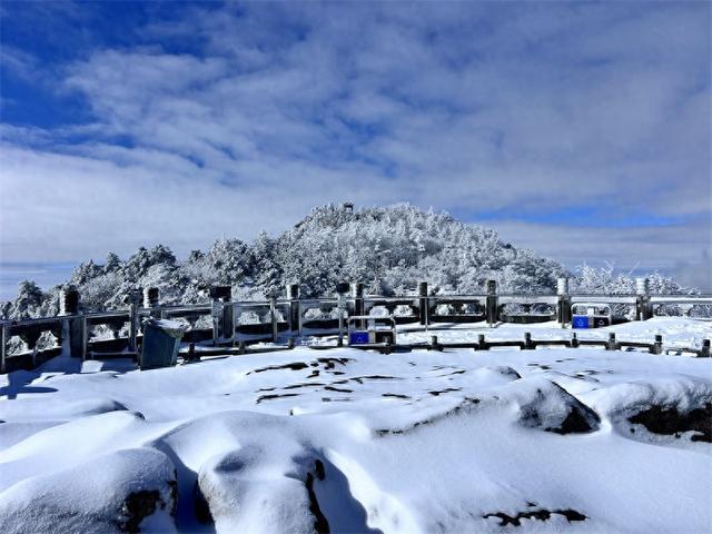 雪霁云海涌 泰山披银装