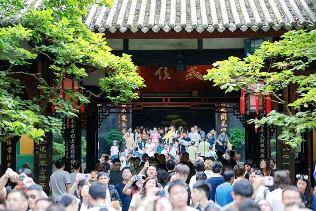 国庆中秋接待游客超82万，武侯祠以当代叙事重构文化坐标
