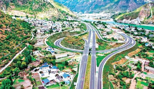 畅享川西秘境 体验红色文化