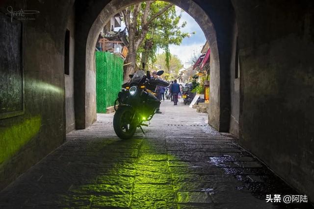 苍山南麓有条青石板路很有味道，中间的龙尾关是南诏军事要塞
