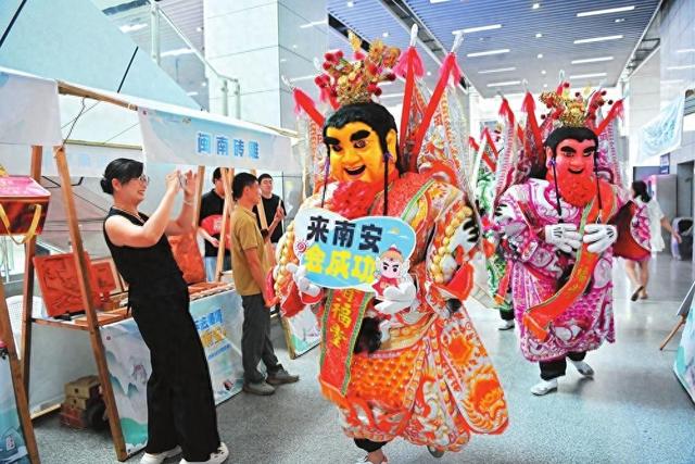 出站即“穿越”！南安文旅“闪现”动车站