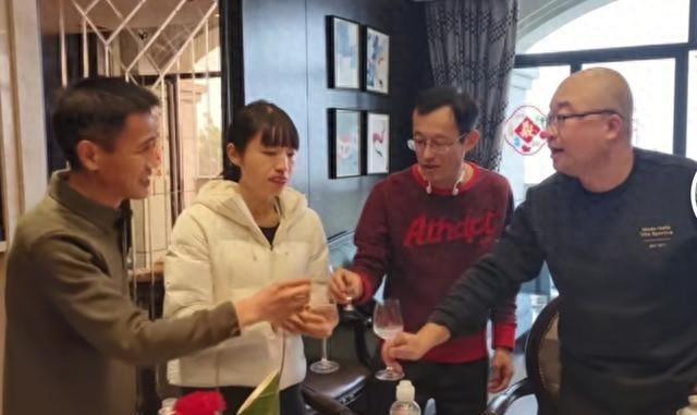 张水华赛后参加重庆跑友迎接宴，老公作陪，没有火锅全部是果汁