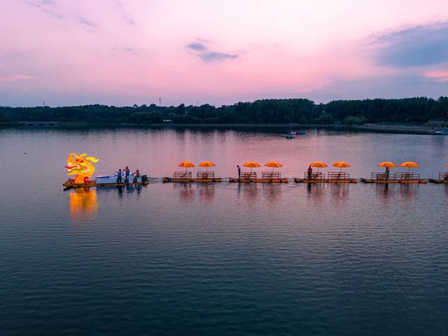 净月潭秘境：在长春22℃森林氧吧，邂逅竹筏巨龙与星空喷泉