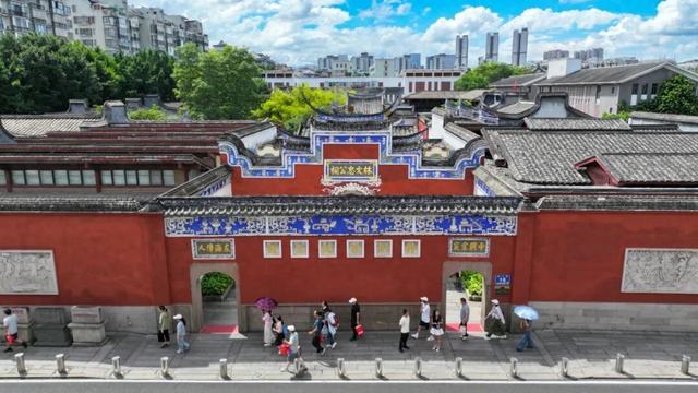 请回答，编号“7145”！一个人和一座城的240周年印记！