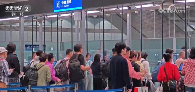 假期出行“火爆” 客流量持续走高 如何更划算地购买机票？看这里↓