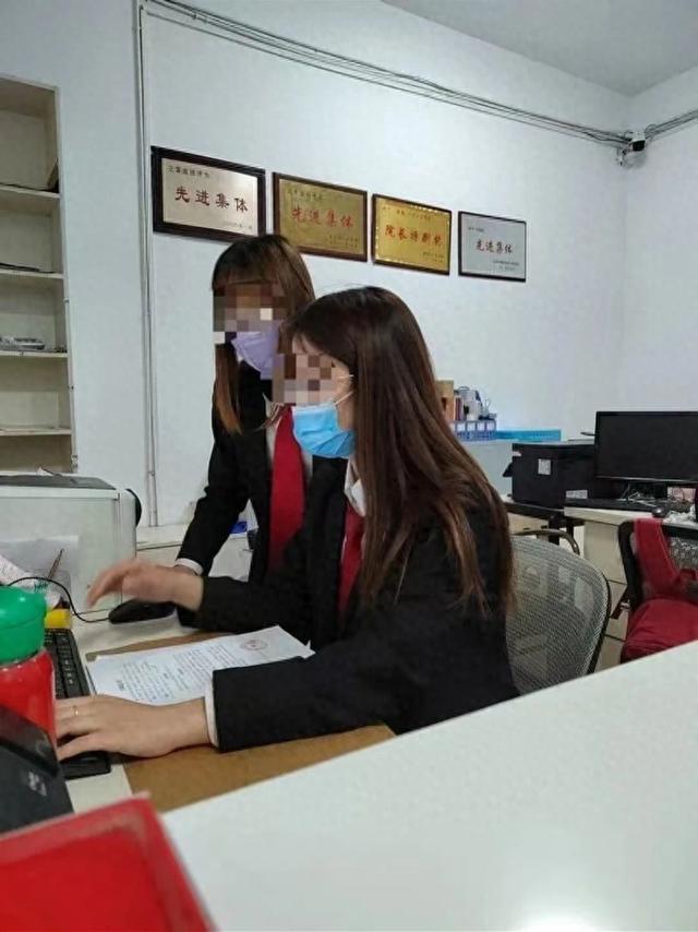 女子疑被家暴身亡，同学称男方上学时爱霸凌，去年因打人就在县城“红过”，女方家属：3岁孩子不知所终，怀疑男方母亲销毁房内监控