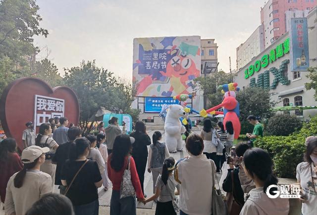 喜剧节成“流量密码”，青岛老城区周末人气爆棚