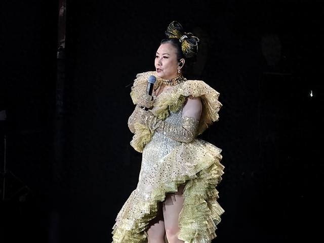 78岁连路都走不稳还开演唱会，全网骂声一片	，她却扬言回馈粉丝