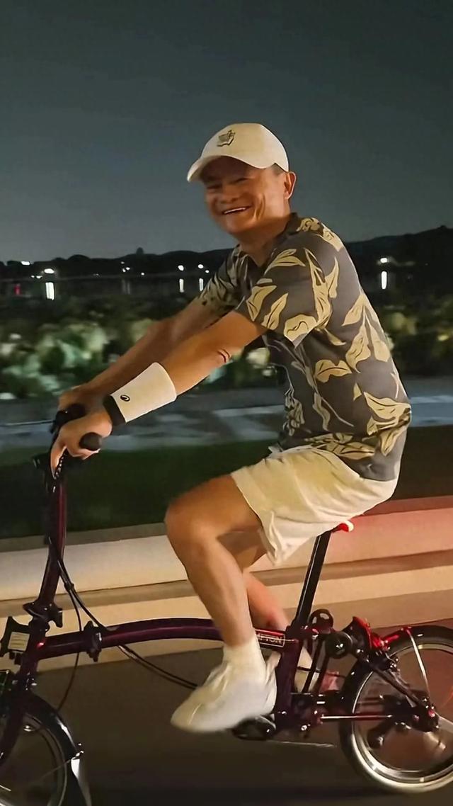 马云骑车夜游西湖遇粉丝，美女激动搭讪，马云说很凉快 单车很昂贵