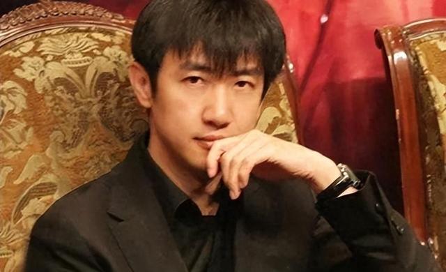 李小冉为他流产2次，梅婷养他6年，今娶小15岁娇妻，鄢颇凭什么？