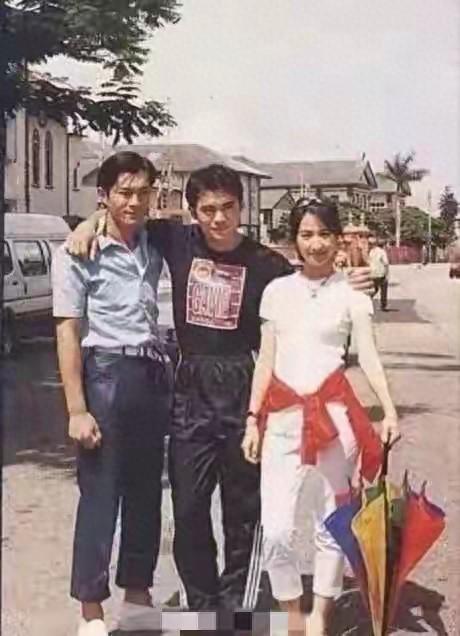 这张照片拍摄于27年前，能认出来三人的，估计都不小了！