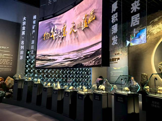 四高校147名师生赴新疆地质矿产博物馆参观交流 助力人才强区战略