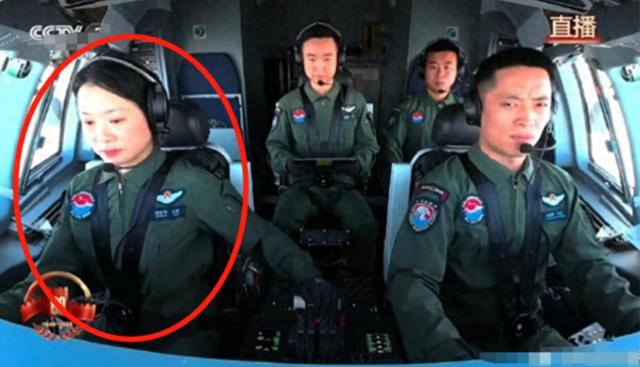 央视点名！阅兵女机长身份曝光，私生活被扒牺牲太大，丈夫更厉害