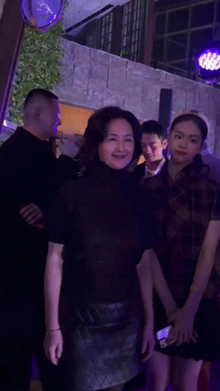 何超琼和萧邦总裁一起切蛋糕，李湘和王诗龄坐角落，阶层差距明显