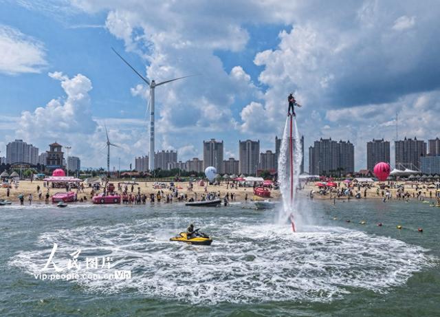 山东荣成：体验水上运动 畅享夏日清凉