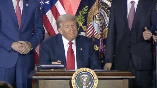 特朗普慌了：签下万亿美元豪赌计划！与此同时中国神秘人物藏不住