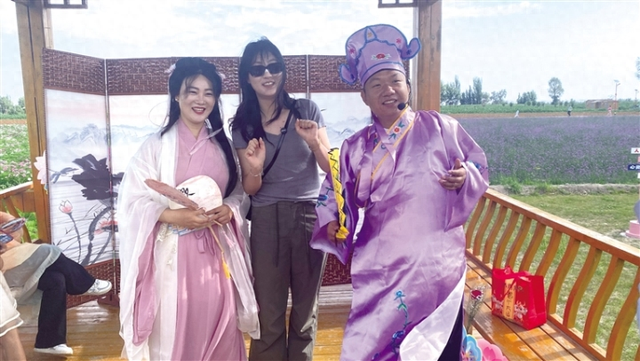 网络达人齐聚瓜州 共赏福禄花田魅力