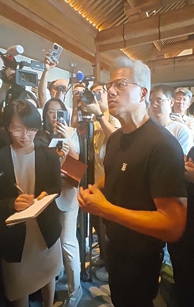 英伟达CEO黄仁勋：任何轻视华为及中国制造能力的人，都极其天真！世界上哪家手机公司制造手机比华为更先进
