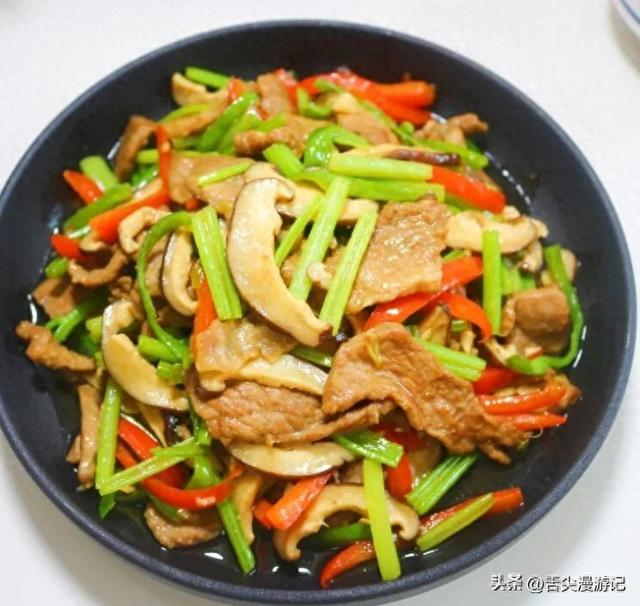 4种家常食材！芹菜香菇炒肉片鲜香下饭，全程大火快炒超入味