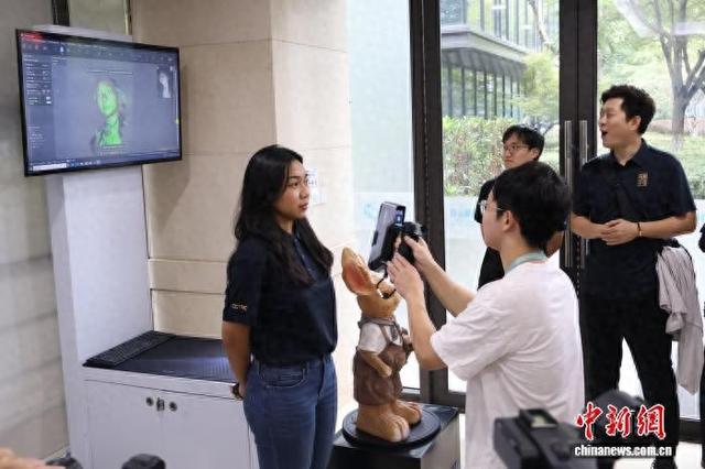 中外媒体走进浙江杭州 感受科技创新氛围