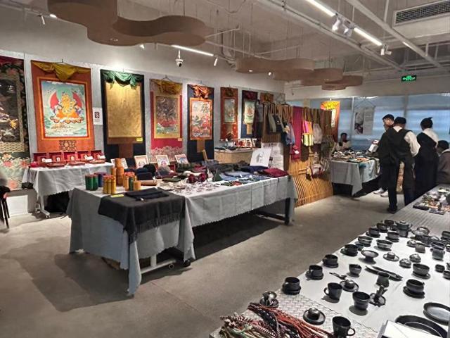 小镇世界游戏破解版（青藏高原东麓的年轻守艺人）