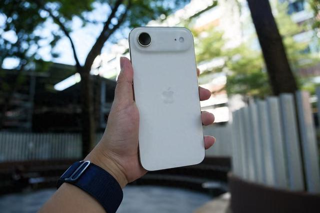 iPhone Air上手：苹果这次将手机做成了艺术品