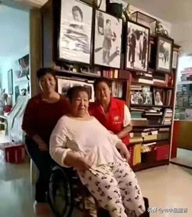 这是85岁的李讷近照，注意看她的坐姿，终于知道她为何没去纪念堂