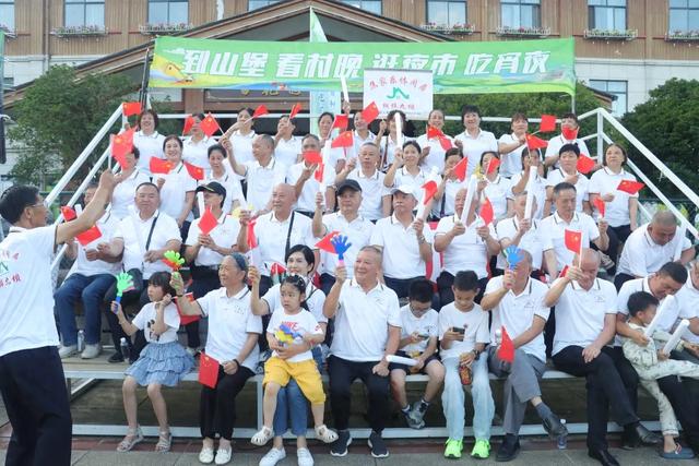 村晚·故事丨40多人组队battle桐梓“村晚”?这届避暑游客太会玩!